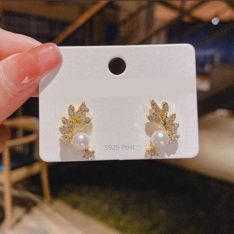 Yaprak Tasarım Zirkon Taşlı İncili Antialerjik Çelik Küpe - Gold Kaplama
